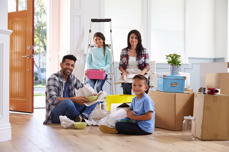 famille demenagement deballage- aide au déménagement